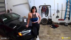 Roadside - Fit Girl Gets Her Pussy Banged By The Car Mechanic